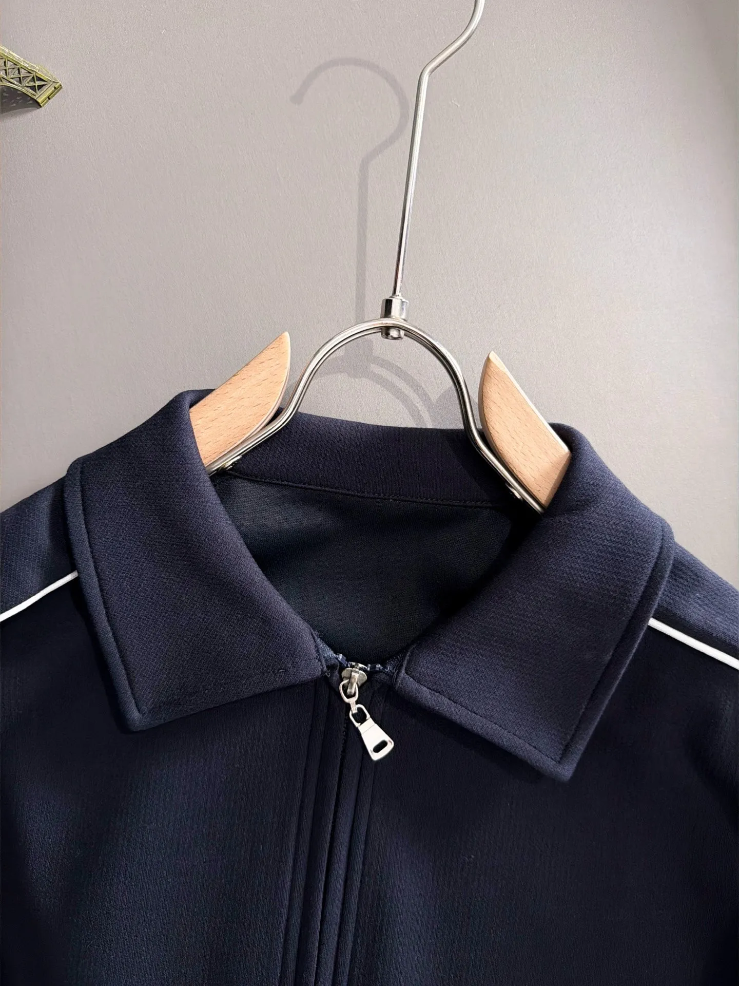 Paris Clover exclusively launches the 2026 autumn and winter New Arrival long-sleeved sweatshirts for men and women. Same Style. Many stars have the same style. Craftsmanship that ordinary small workshops cannot copy. No matter in terms of materials, detail restoration and craftsmanship, we are not afraid of any challenges, just to provide you with wonderful products. Compare the top Original versions at will. No expense is spared just to make it better. Unique imported fabric feel. Purely imported German machine production. Precision operation. Thousands of needles density. A complete set of New Arrival accessories with three standards can be customized simultaneously. Versatile upper body is fashionable, a perfect choice for autumn and winter, and a must-have item. Sizes table: M-4XL (please state your height and weight when placing an order)